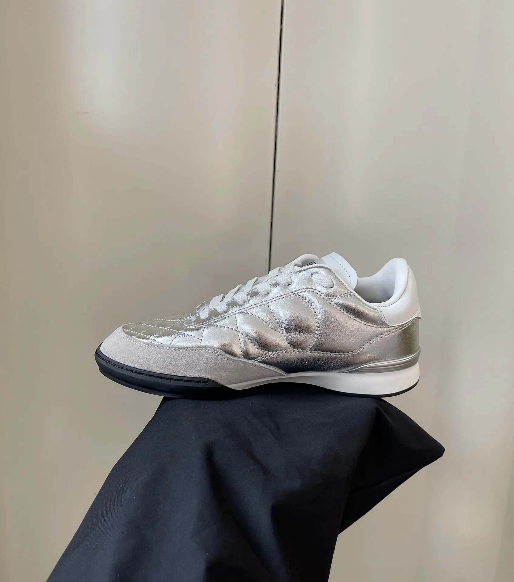 👟👟Ex-factory price 520👟👟 Women's shoes Women's clothing Women's shoes Women's clothing 𝐂𝐇𝐀𝐍𝐄𝐋 Chanel's latest rhombus sports sneakers new color white shoes✔️ Full cowhide leather The new color fabric adds many elements to make it look very delicate. You can make your legs look longer after wearing them. Authentic counter replica It can be said that it is really super good on the feet! Size: 35-40 original packaging